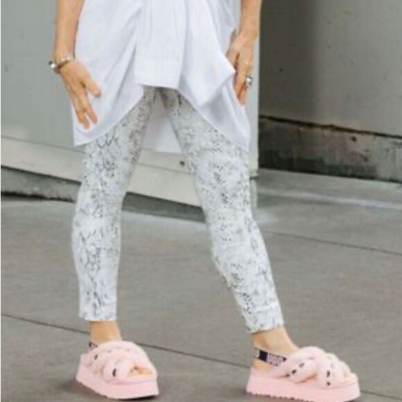 UGG Disco Cross Slide Animalia pink scallop size 9 - Picture 2 of 11